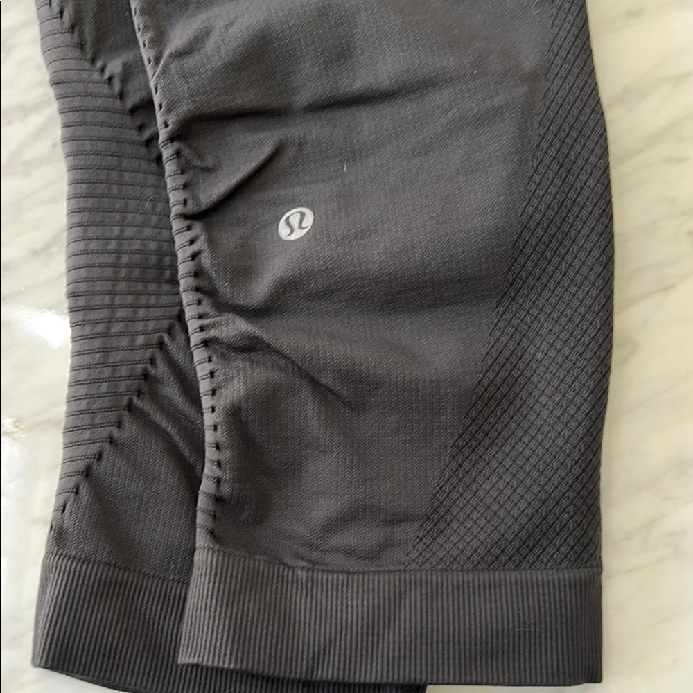 Lululemon Cropped “Seamless”Leggings - Picture 5 of 6